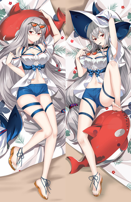 Housse de dakimakura Skadi (Arknights) avec chapeaux d’été, haut blanc et bleu à volants, short bleu, cheveux argentés, yeux rouges et bouée-baleine rouge.