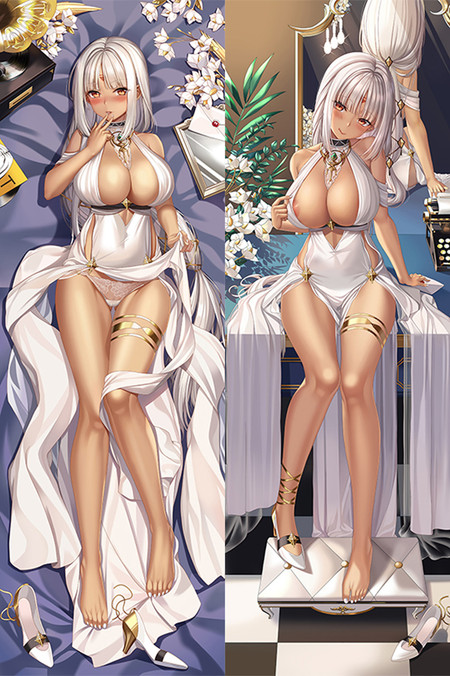 Illustration dakimakura de Massachusetts aux longs cheveux argentés, en robe blanche avec accessoires dorés, parmi des fleurs claires et un intérieur décoré.