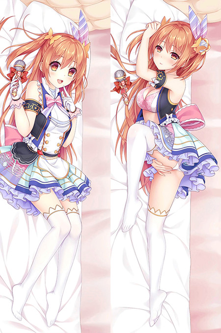 Nozomi (Princess Connect) Dakimakura-Bezug mit weiß-dunkelblauem Idol-Outfit, rosa Schleife, Mikrofon, orangebraunem Haar und gelber Blume.