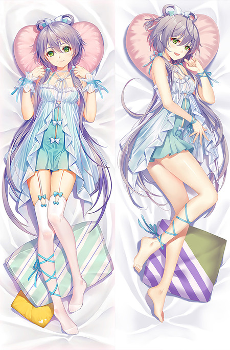 Luo Tianyi dakimakurahoes met lavendelgrijs haar, groene ogen, wit-turquoise outfit, blauwe strikken, geregen linten en pastelkussens.