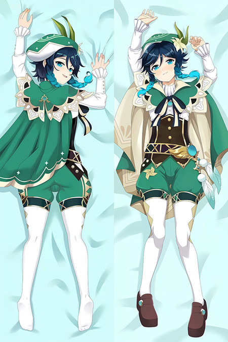 Venti in een groen-wit bardenkostuum met muts, cape en vlechten op een dakimakurahoes.