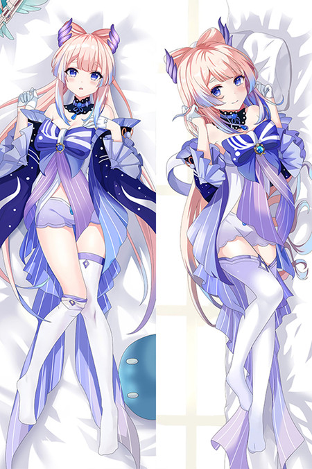 Kokomi auf einem Genshin Impact Dakimakura-Bezug in zwei Vorderansichten, mit rosa Haar, flossenförmigem Haarschmuck, hellen Handschuhen, weißen Strümpfen und Stab.