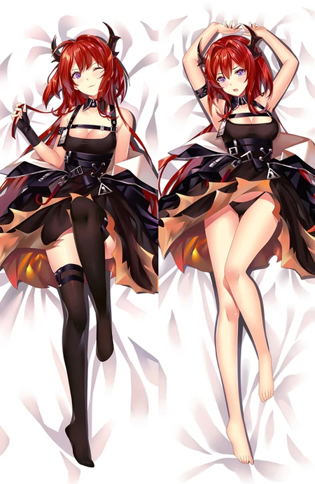 Surtr aux cheveux rouges et aux cornes sombres en robe noire à boucles et doublure orange sur une housse dakimakura.