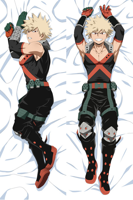 Katsuki Bakugo im schwarz-roten Heldenkostüm mit grünen Gurten, Armschützern und hohen Stiefeln auf einem Dakimakura-Bezug.