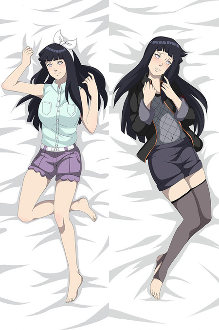 Hinata Hyuga auf einem Dakimakura-Bezug, links mit mintgrüner Bluse, lila Shorts und weißer Haarschleife, rechts mit dunkler Jacke und Shorts.