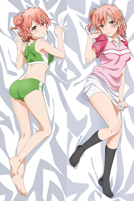 Yui Yuigahama op een dakimakurahoes met koraalkleurig haar en zijknot, roze polo en groene sportkleding.