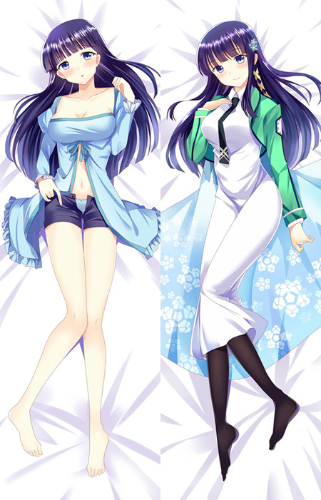 Illustrazione di Miyuki Shiba su un dakimakura: indossa un top azzurro chiaro, pantaloncini scuri, un'uniforme bianca e verde e ha lunghi capelli dai riflessi violacei