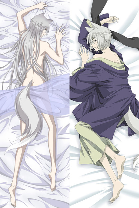 Ilustración de doble cara de Tomoe para funda dakimakura con pelo largo plateado y cola de zorro clara en una vista, y pelo corto plateado, kimono morado y cinta negra en la otra.