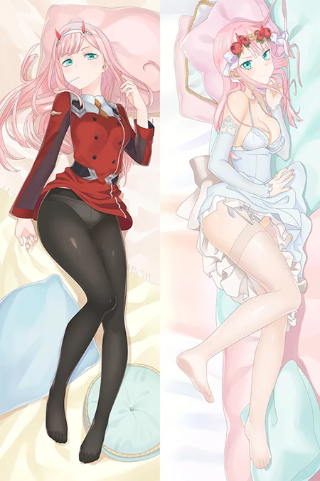 Zero Two auf einem Darling in the Franxx Dakimakura-Bezug mit rotem Mantel, schwarzer Strumpfhose und weißem Brautoutfit vor Pastellkissen.