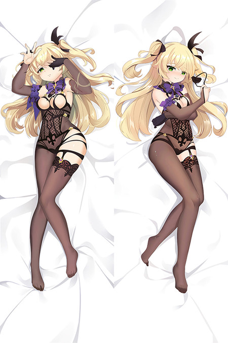Ilustración de Fischl para una funda dakimakura: Las coletas rubias largas, los ojos verdes, un parche negro y lazos con forma de alas de murciélago acompañan un traje oscuro de malla, volantes violetas y medias estampadas.