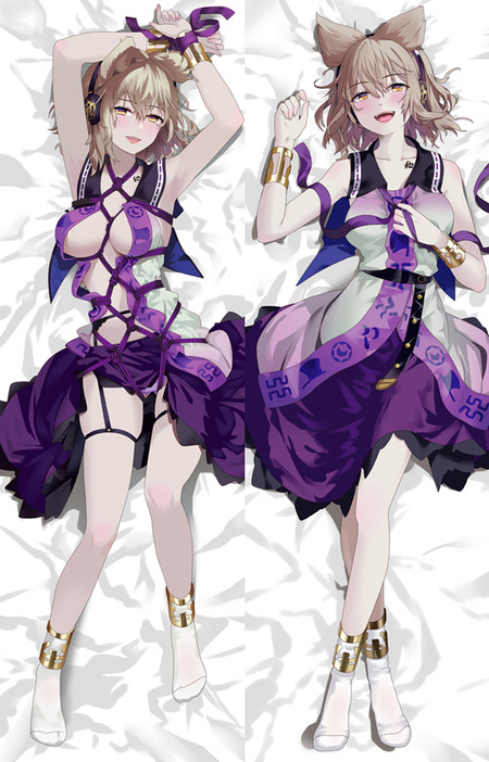 Toyosatomimi no Miko op een dakimakurahoes met koptelefoon, paars-crèmekleurige kleding en witte laarzen.