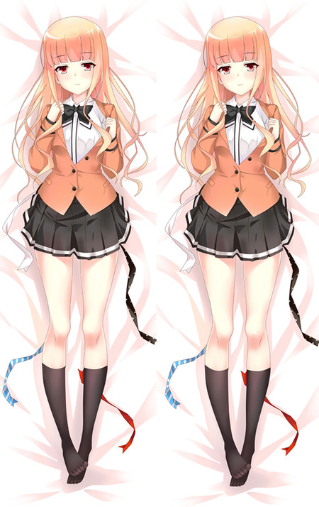 Dakimakura-illustratie van Koizumi san met lang blond-roze haar, perzikkleurige blazer, zwarte strik en zwarte plooirok op beide afbeeldingen.