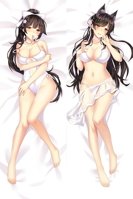 Atago dakimakurahoes met wit badpak, hoge paardenstaart en witte strik aan de ene kant, en witte bikini, rok met ruches en roze bloem aan de andere.