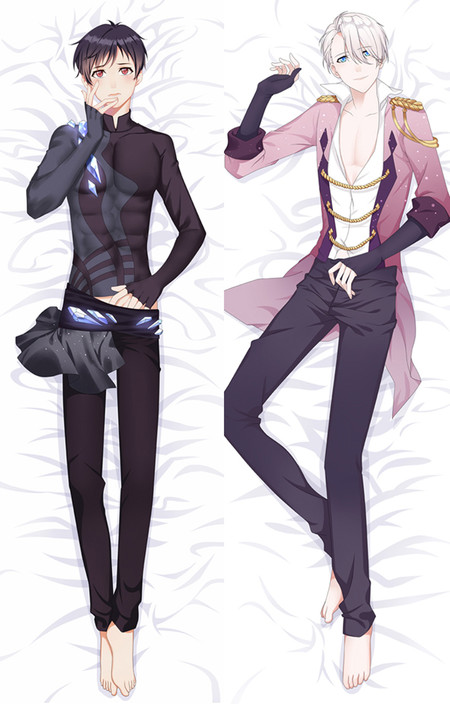 Dakimakura-Motiv mit Yuri Katsuki in Schwarz mit blauen Kristallmotiven und Victor Nikiforov in einer weiß-rosa Jacke mit Goldkanten.