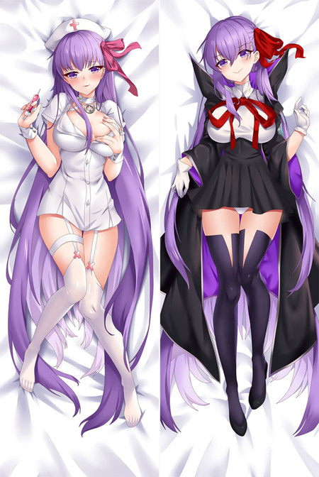 Sakura Matou mit violetten Haaren sowie Krankenschwester- und Umhangkostüm auf dem Dakimakura-Motiv