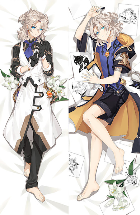 Albedo Dakimakura-Motiv mit weißem Outfit, violetter Krawatte und Blumen sowie einem blau-violetten Mantel mit goldenem Futter vor Skizzenblättern.