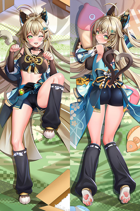 Housse de dakimakura Kirara de Genshin Impact avec yeux verts, cheveux clairs, tenue de coursière bleue et noire, deux queues, pattes de chat, colis et poissons