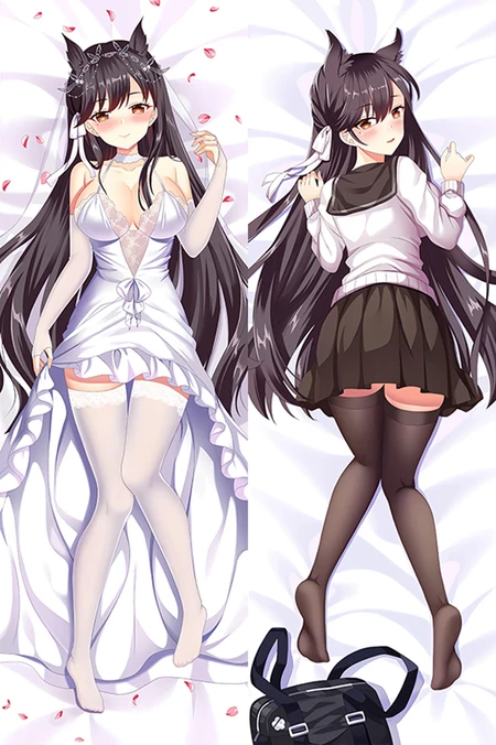 Atago im weißen Spitzenkleid sowie mit dunklem Faltenrock, langen dunklen Haaren und rosa Blütenblättern auf einem Dakimakura-Bezug.