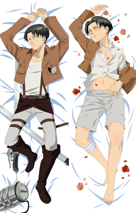 Levi Ackerman op een Attack on Titan dakimakurahoes met een bruin jack en harnasriemen, plus een tweede aanzicht met wit overhemd, short en rode rozen.