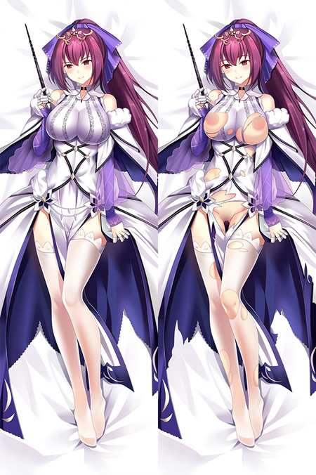 Housse dakimakura : Scathach-Skadi aux longs cheveux violets, voile violet, ornement doré en croissant, tenue blanche et violette et bâton sombre.
