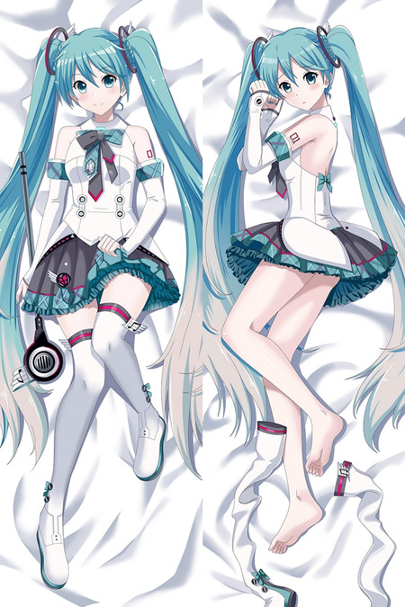 Hatsune Miku mit türkisen Zöpfen, weißem Bühnenoutfit, dunklem Faltenrock, Headset und weißen Stiefeln; Rückansicht barfuß.