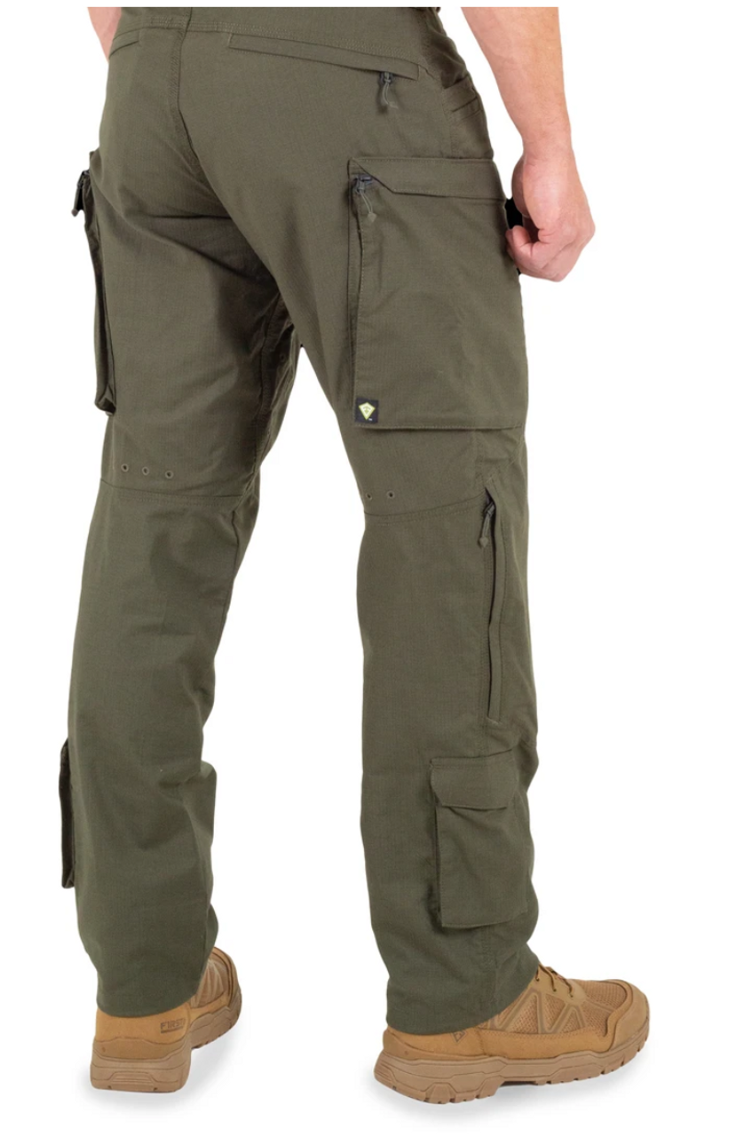 First Tactical's Defender Series Pants are the best of both worlds: performance built to handle any mission while maintaining the professional look needed when on normal patrol.