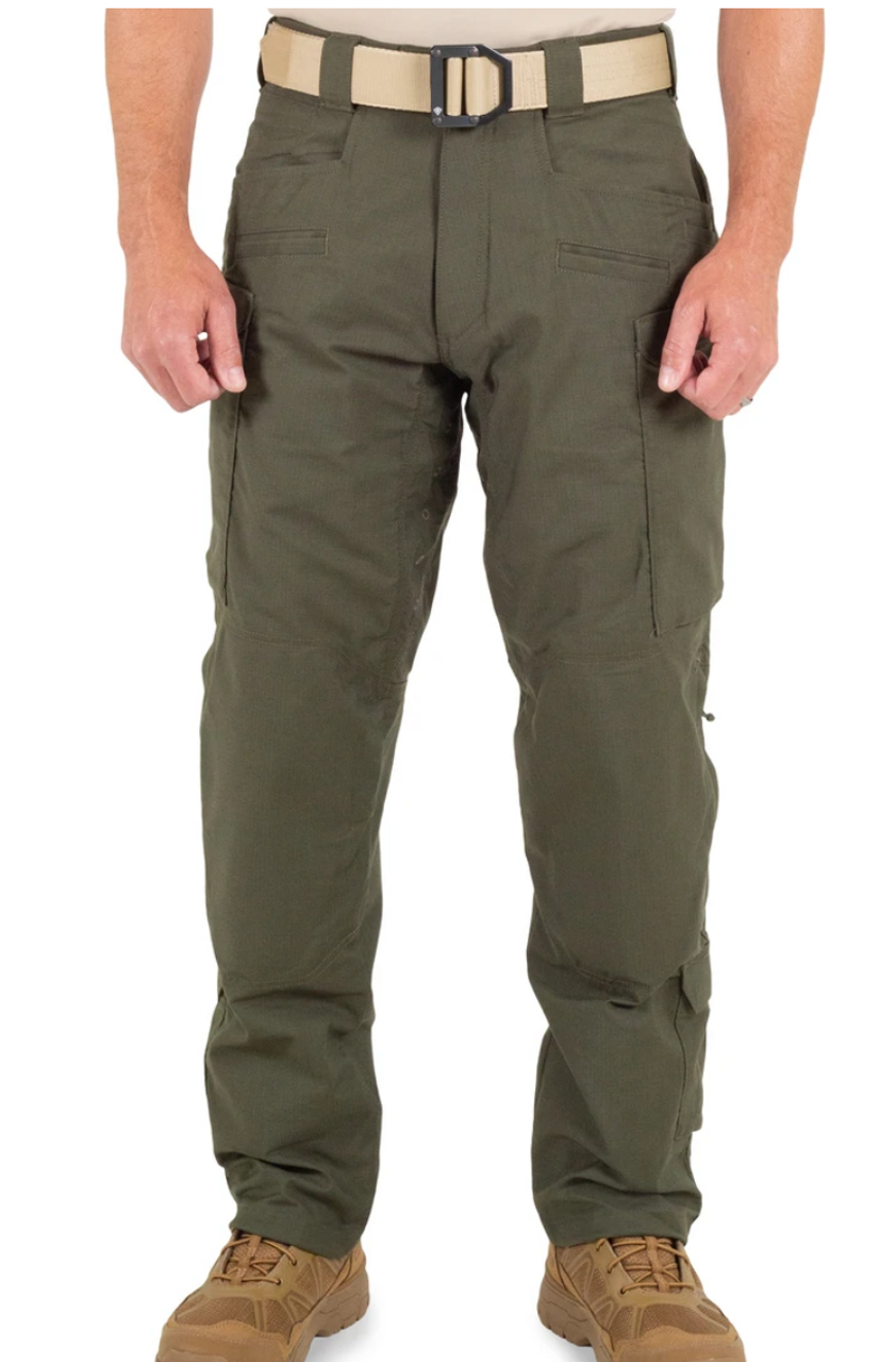 First Tactical's Defender Series Pants are the best of both worlds: performance built to handle any mission while maintaining the professional look needed when on normal patrol.