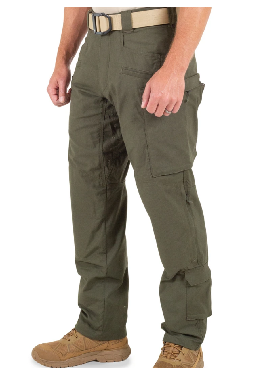 First Tactical's Defender Series Pants are the best of both worlds: performance built to handle any mission while maintaining the professional look needed when on normal patrol.