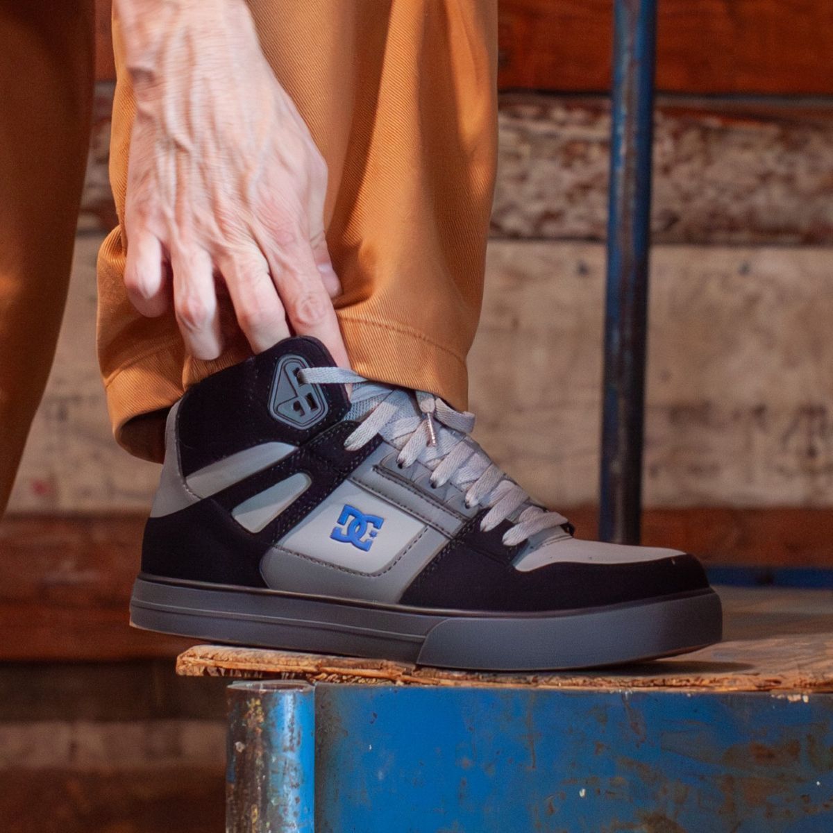 dc60205-dc-mg-1277-square.jpg Foot posted up on a platform showing off DC60205 static dissipative shoes