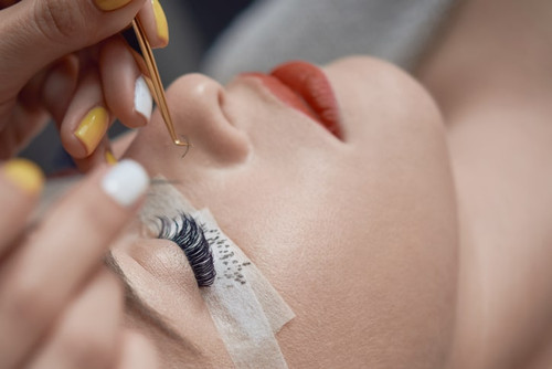 Eyelash Extensions: How to Start an Eyelash Extension Salon