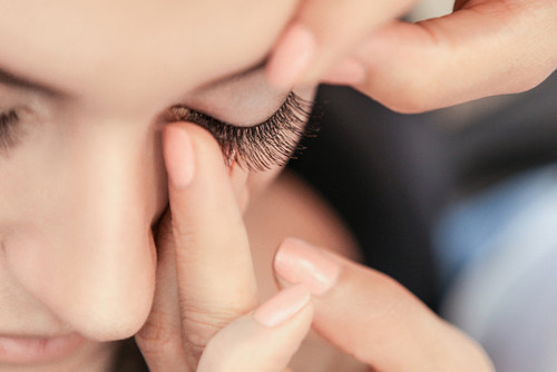 How to Apply False Eyelashes