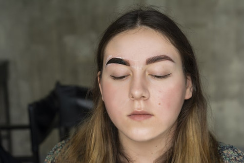 How to Tint Eyebrows: A Comprehensive Guide