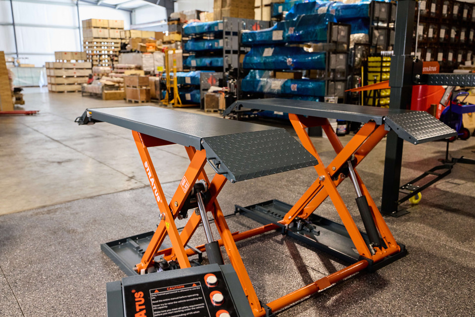 Discontinued Stratus car lift models on final clearance
