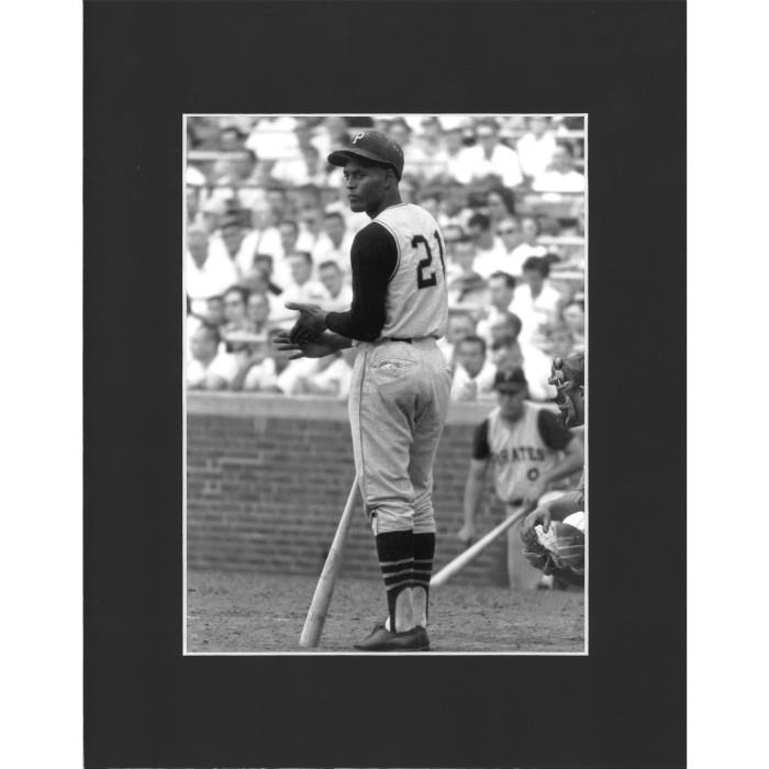 Roberto Clemente Waist-up In Uniform by Bettmann