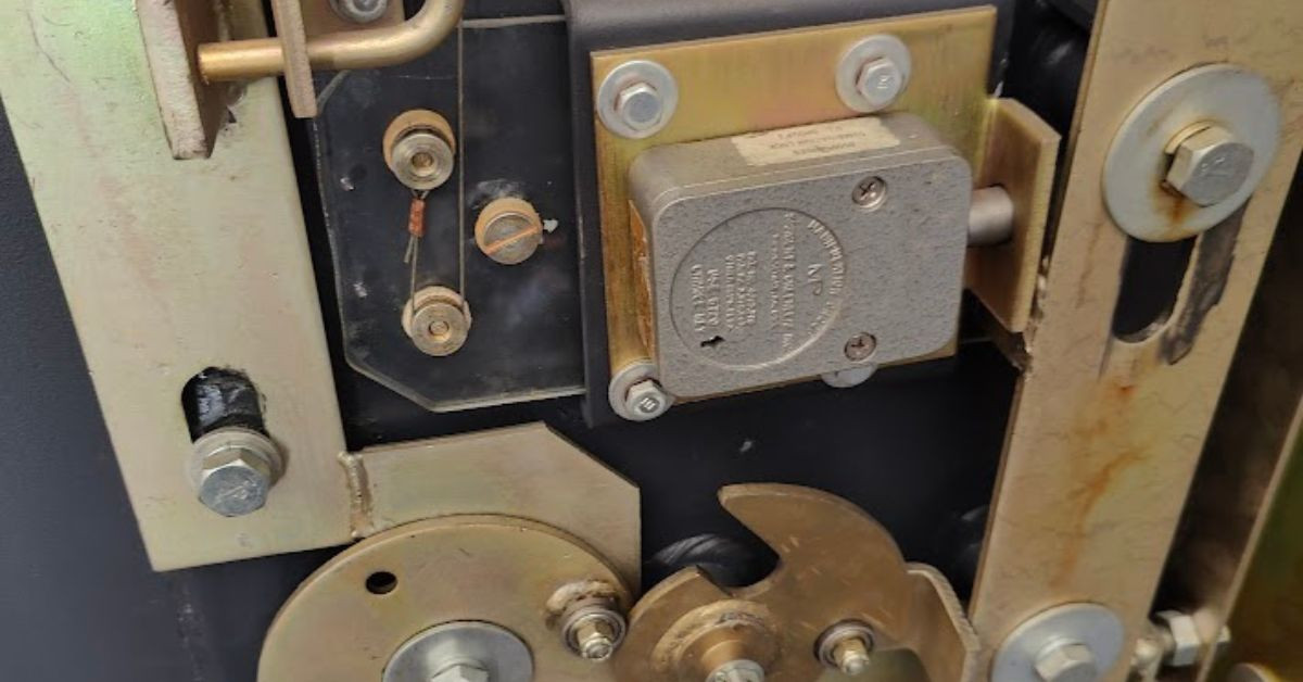 Heavy safe door and internal locking bolts
