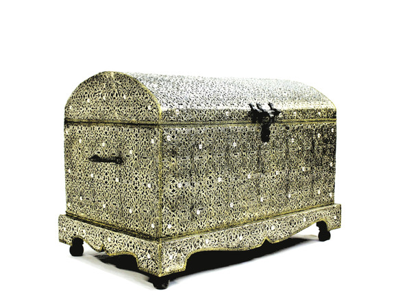 chest, wooden chest, large old chest, metal chest, treasure chest, old pirate treasure chest, moroccan chest, moroccan home decor, home design ideas, exclusive furniture, furniture lux, high-end furniture, handmade furniture, handmade chest, trunk, grandma's trunk, old trunk, big trunk, metal trunk, wooden trunk, moroccan trunk, coffer
