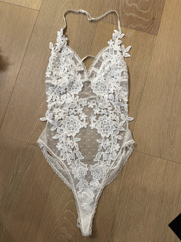WHITE LACE BODYSUIT