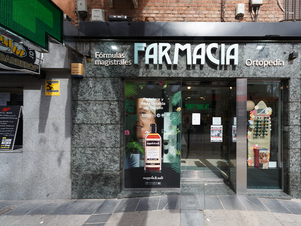 Fachada de la Farmacia Petra en Madrid Río