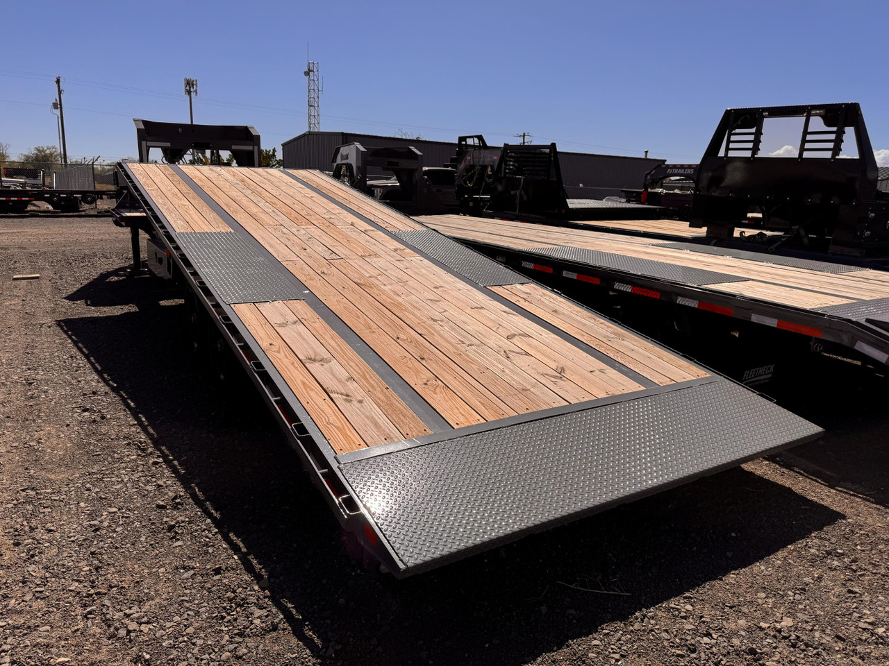 Diamond C 2025 DET210 28' Equipment Tilt | Tandem Axle 5k Hydraulic Jacks, Torsion Axles, Solar Charger