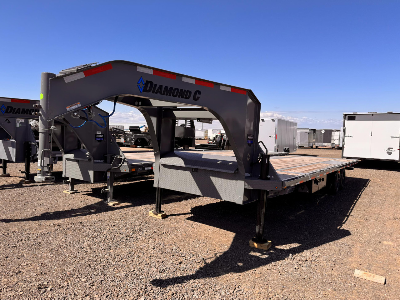 Diamond C 2025 DET210 28' Equipment Tilt | Tandem Axle 5k Hydraulic Jacks, Torsion Axles, Solar Charger