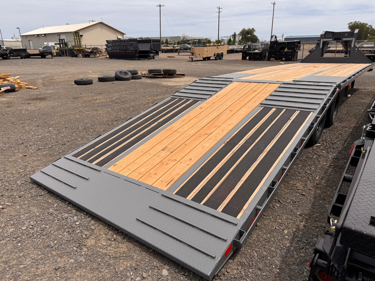 Diamond C 2026 FMAX212 35' Flatbed Trailer | Tandem Axle 25.9K, Hydraulic Dovetail, DUAL HYD JACKS, SOLAR CHARGER, EXTRA UNDERBODY BOX, SPARE