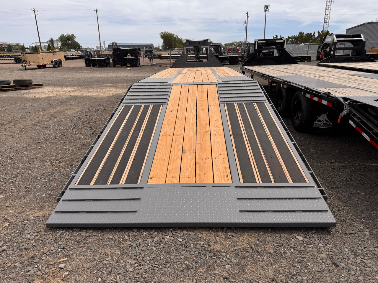 Diamond C 2026 FMAX212 35' Flatbed Trailer | Tandem Axle 25.9K, Hydraulic Dovetail, DUAL HYD JACKS, SOLAR CHARGER, EXTRA UNDERBODY BOX, SPARE