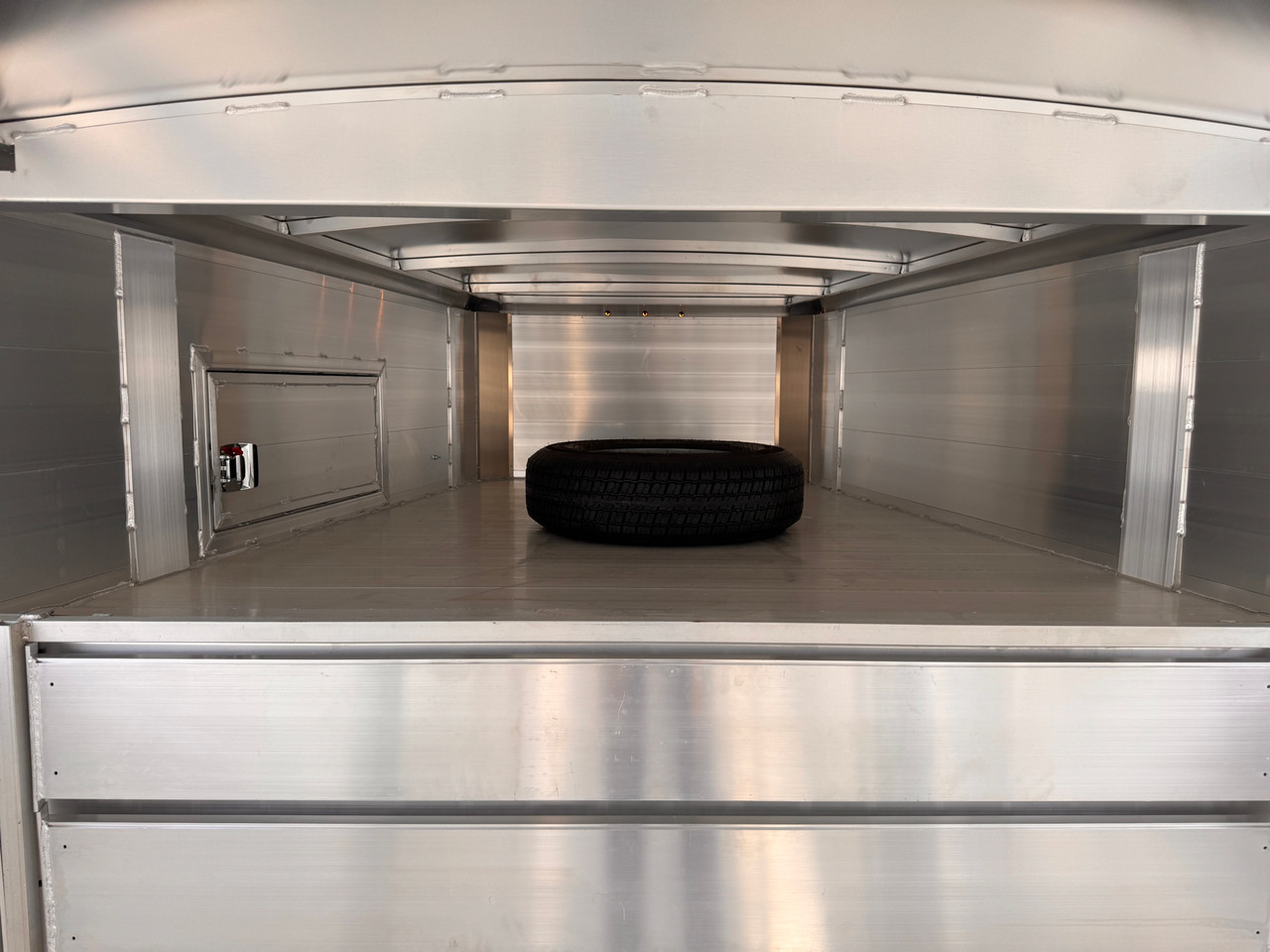 Hillsboro Trailers 2027 ENDURA 84"X24' Stock Trailer | Tandem Axle Axle 14.5K, 14K Torsion, Dual Dividers, Aluminum Design, Escape Door, Rear Combo