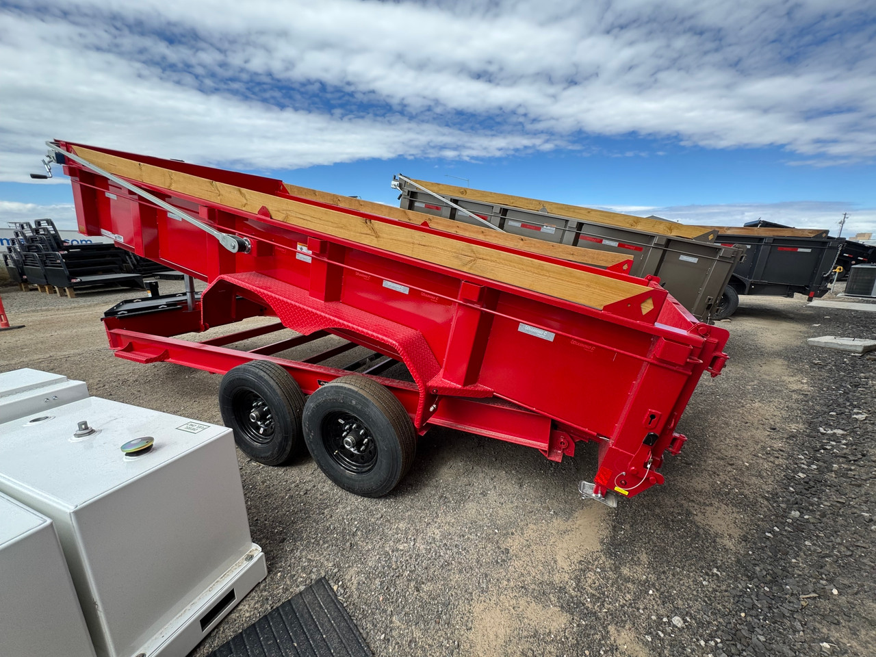 Diamond C Trailers LPT207 82"X16' Telescopic Dump Trailer | 14 ply Tires, Solar Recharging, 24" Sides With Boards, Spare Tire, 2 Speed Jack