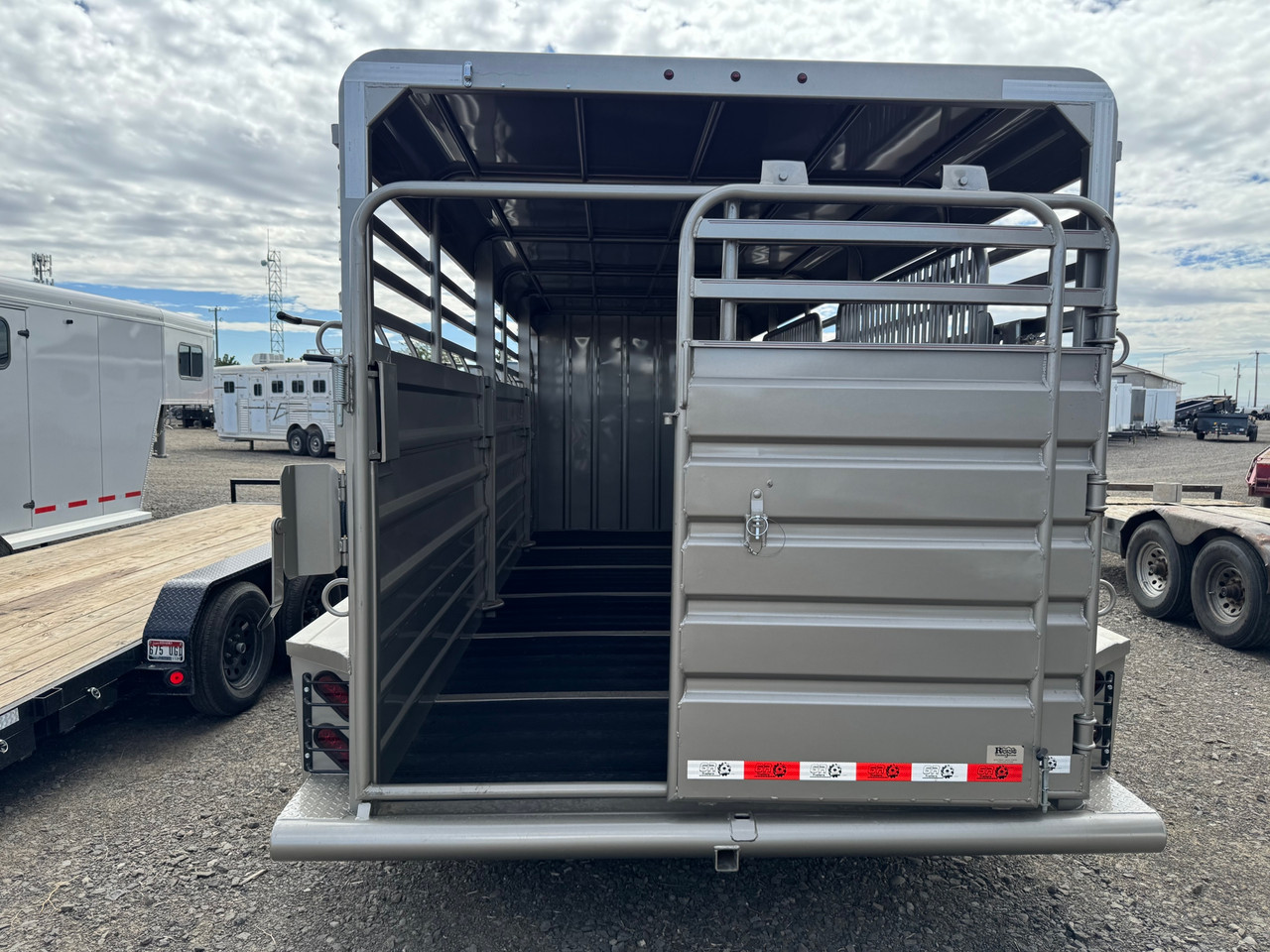 GR Trailers 2027 82"X24' Stock Combo Trailer | Tandem Axle 14K, 6'8X24 STOCK COMBO, SMOOTH RUBBER FLOOR, 4' DOUBLE DOOR STRAIGHT TACK, SWING SADDLE RACK, 48" ESCAPE 14K