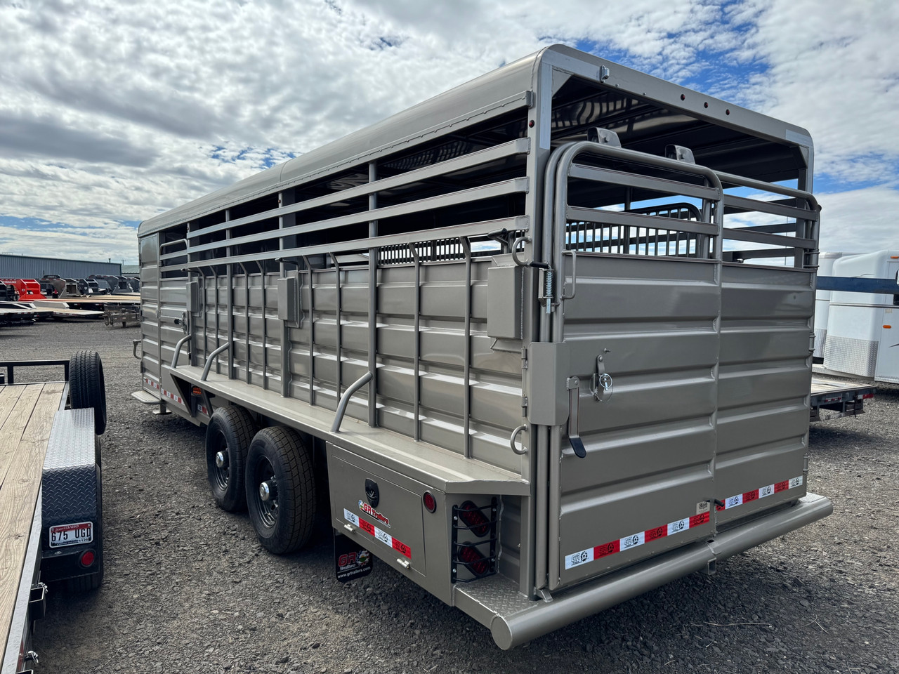 GR Trailers 2027 82"X24' Stock Combo Trailer | Tandem Axle 14K, 6'8X24 STOCK COMBO, SMOOTH RUBBER FLOOR, 4' DOUBLE DOOR STRAIGHT TACK, SWING SADDLE RACK, 48" ESCAPE 14K