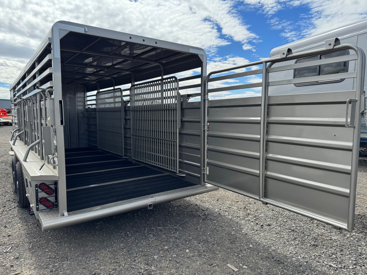 GR Trailers 2027 82"X24' Stock Combo Trailer | Tandem Axle 14K, 6'8X24 STOCK COMBO, SMOOTH RUBBER FLOOR, 4' DOUBLE DOOR STRAIGHT TACK, SWING SADDLE RACK, 48" ESCAPE 14K