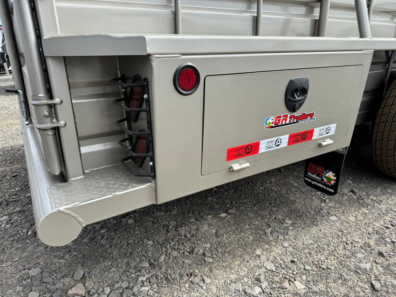 GR Trailers 2027 82"X24' Stock Combo Trailer | Tandem Axle 14K, 6'8X24 STOCK COMBO, SMOOTH RUBBER FLOOR, 4' DOUBLE DOOR STRAIGHT TACK, SWING SADDLE RACK, 48" ESCAPE 14K