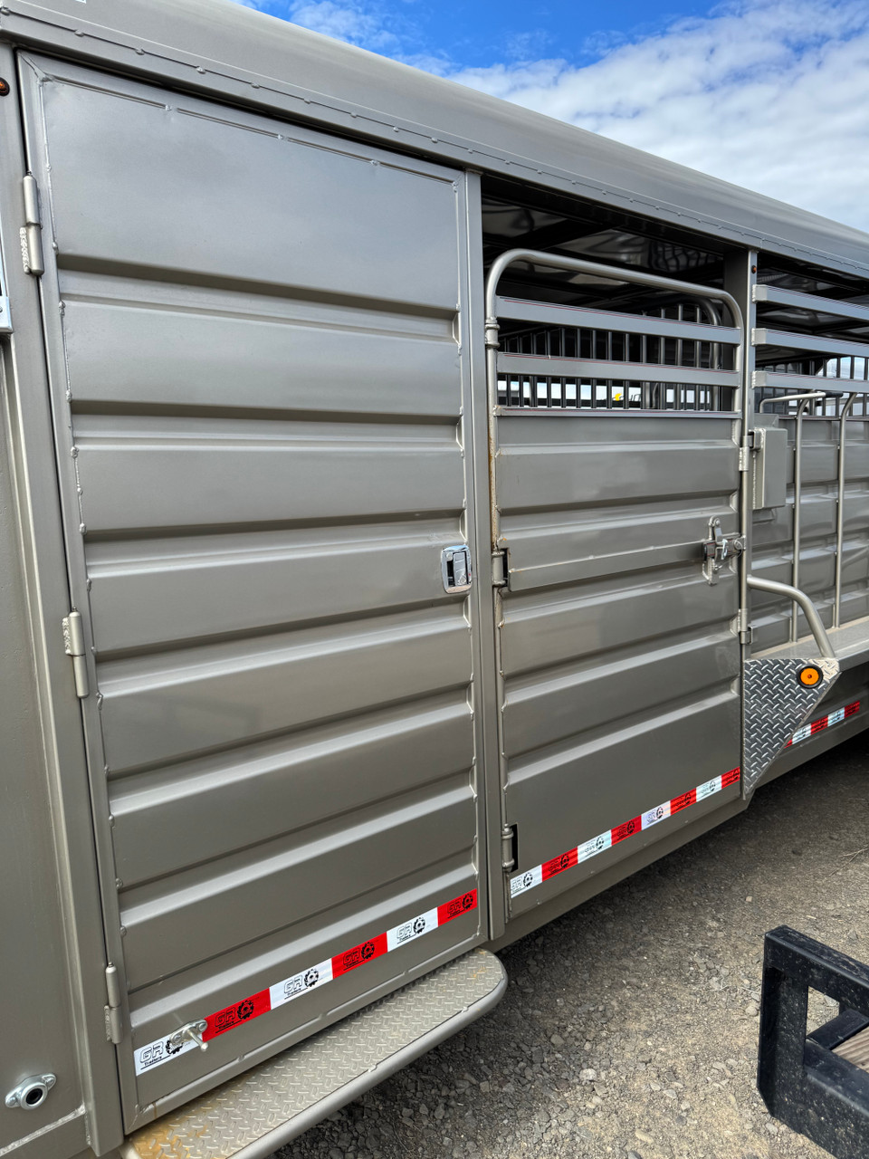 GR Trailers 2027 82"X24' Stock Combo Trailer | Tandem Axle 14K, 6'8X24 STOCK COMBO, SMOOTH RUBBER FLOOR, 4' DOUBLE DOOR STRAIGHT TACK, SWING SADDLE RACK, 48" ESCAPE 14K