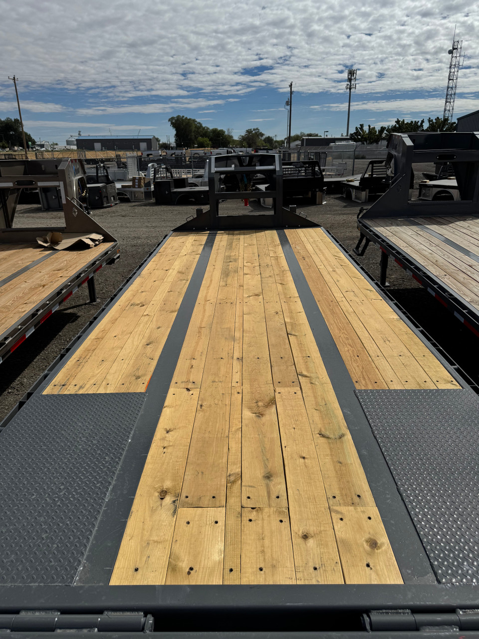 P.J. Trailers 2027 LY 34' Deckover Flatbed | Tandem Axle, TANDEM DUAL, HYDRAULIC DOVE